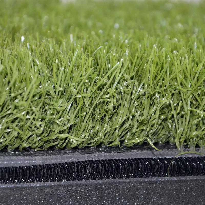 Tri-Turf Golf che colpisce il tappeto